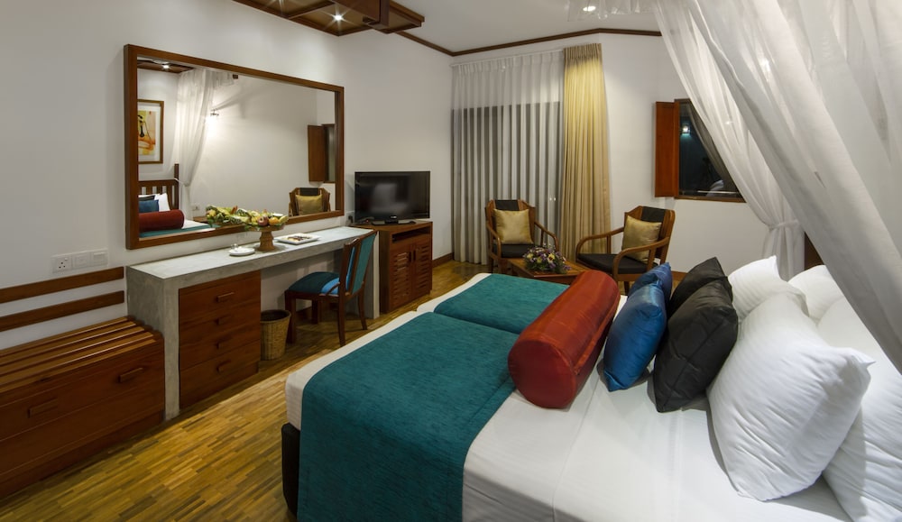 Tangerine Beach Hotel — Hotel rooms in Wadduwa