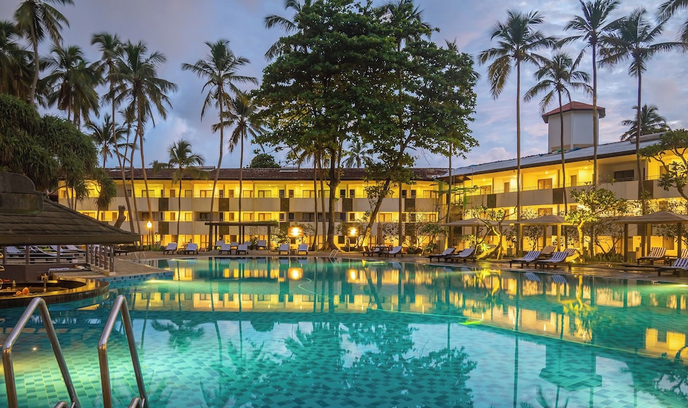 Tangerine Beach Hotel — Swimming pool in Wadduwa