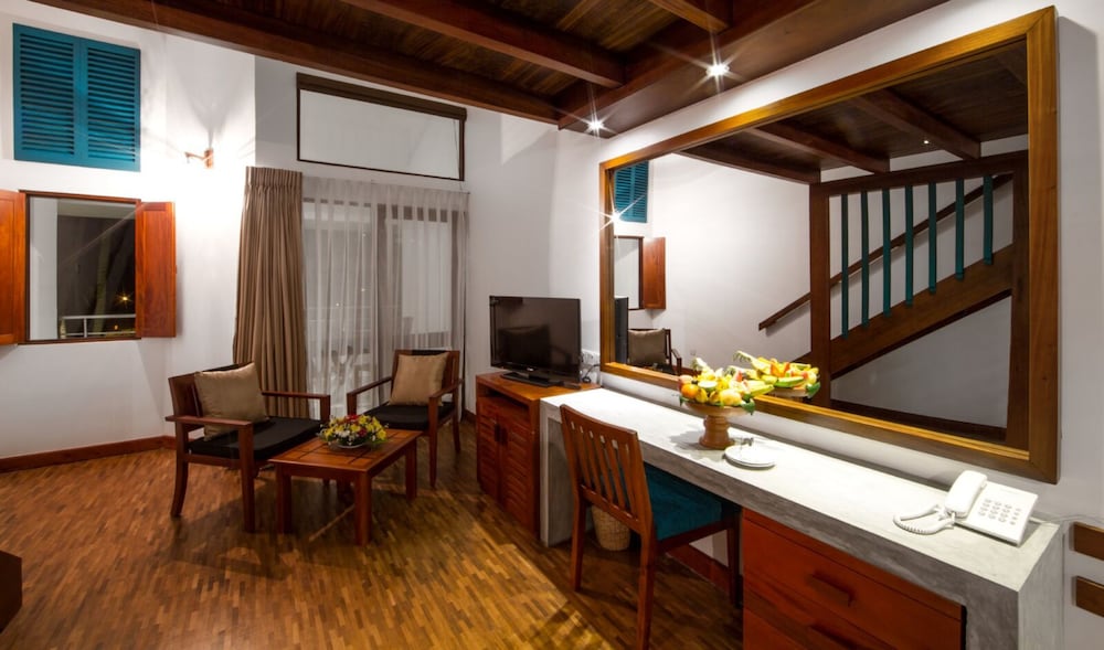 Tangerine Beach Hotel — Hotel rooms in Wadduwa