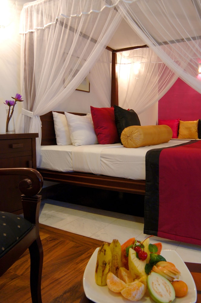 Tangerine Beach Hotel — Hotel rooms in Wadduwa