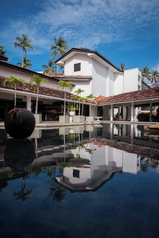 Tangerine Beach Hotel — Hotel building in Wadduwa