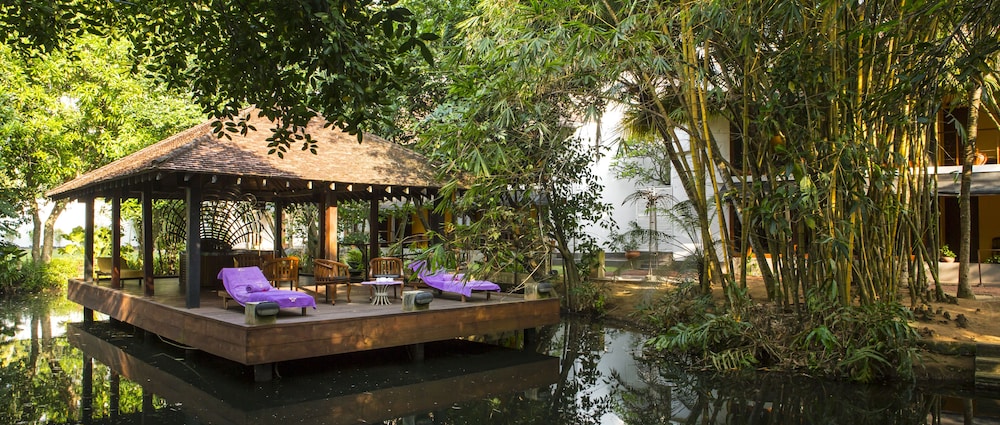 Tangerine Beach Hotel — Hotel building in Wadduwa