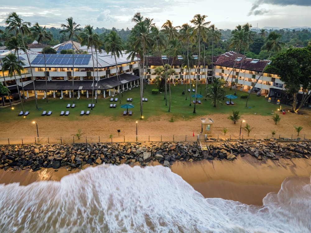 Tangerine Beach Hotel — Beach in Wadduwa