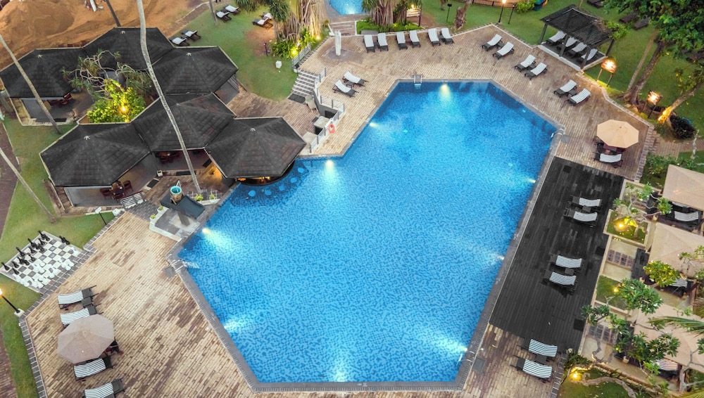 Tangerine Beach Hotel — Swimming pool in Wadduwa