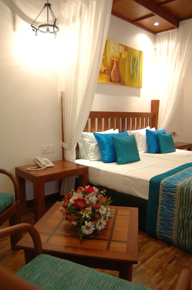 Tangerine Beach Hotel — Hotel rooms in Wadduwa
