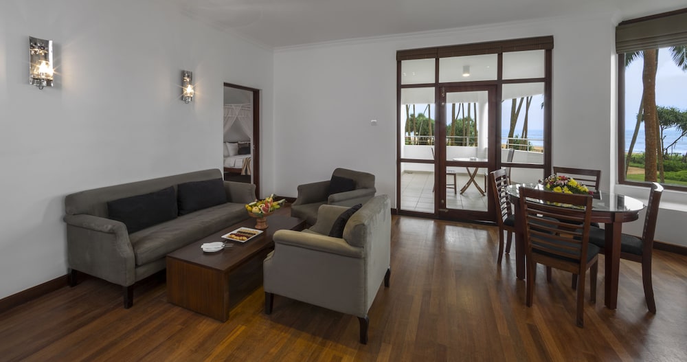 Tangerine Beach Hotel — Hotel rooms in Wadduwa