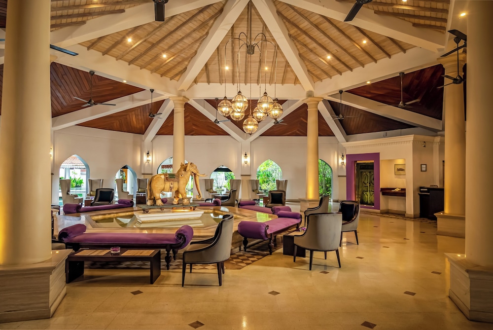 Tangerine Beach Hotel — Hotel building in Wadduwa
