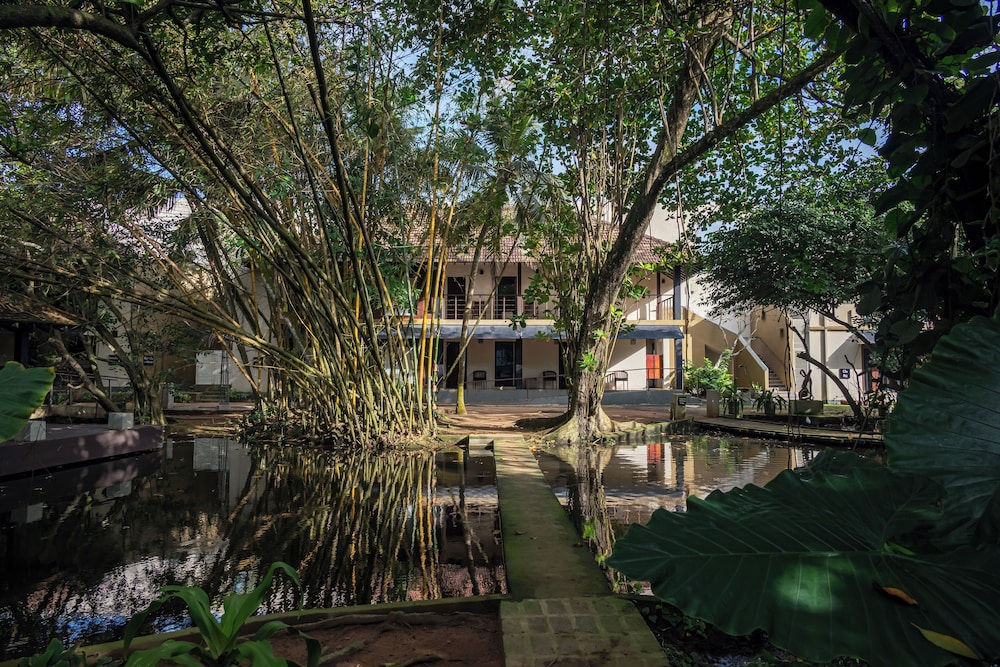 Tangerine Beach Hotel — Hotel building in Wadduwa