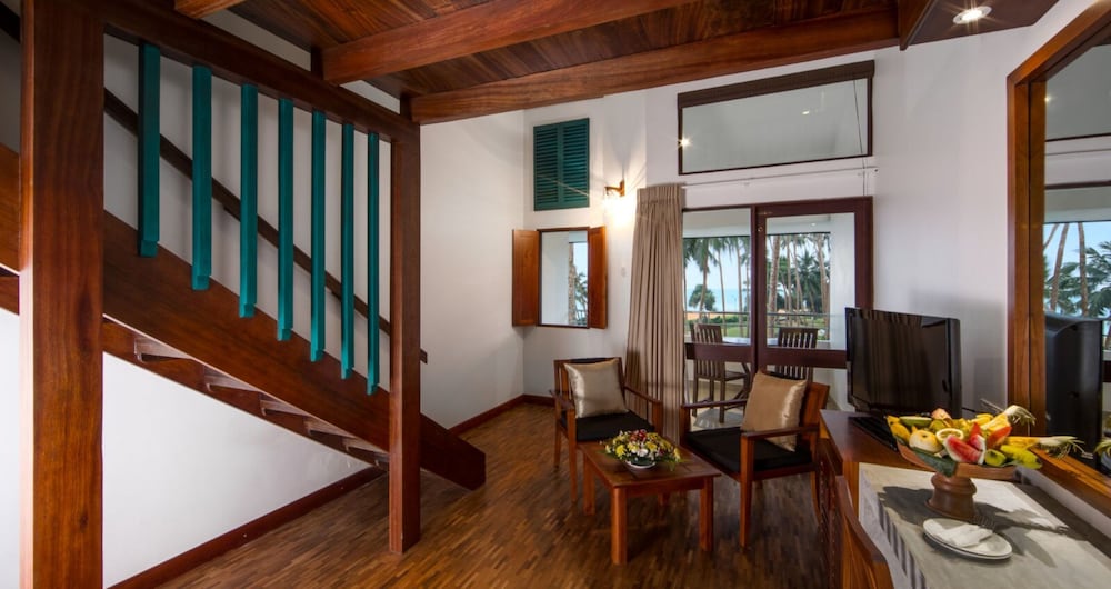 Tangerine Beach Hotel — Hotel rooms in Wadduwa