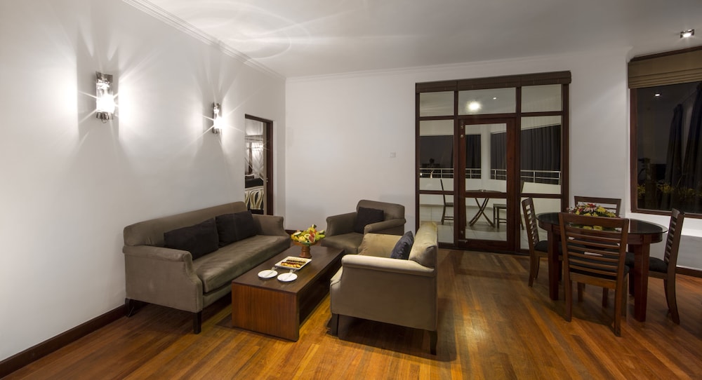 Tangerine Beach Hotel — Hotel rooms in Wadduwa