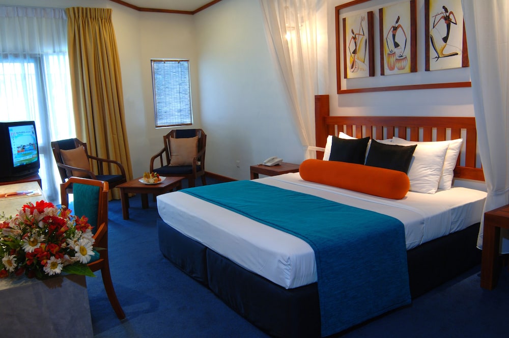 Tangerine Beach Hotel — Hotel rooms in Wadduwa