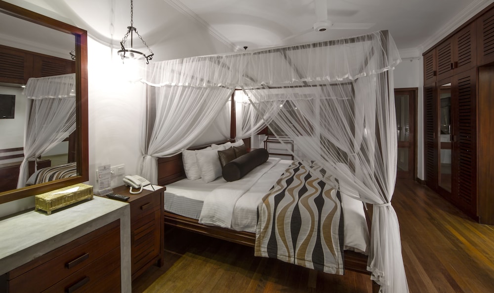 Tangerine Beach Hotel — Hotel rooms in Wadduwa
