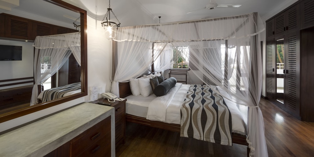 Tangerine Beach Hotel — Hotel rooms in Wadduwa