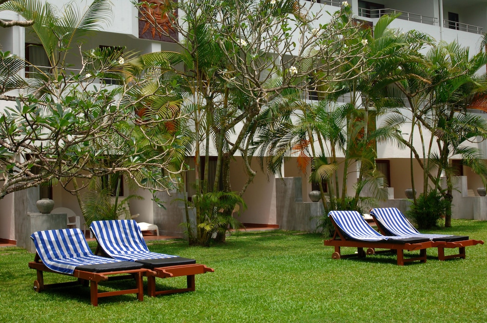 Tangerine Beach Hotel — Hotel building in Wadduwa