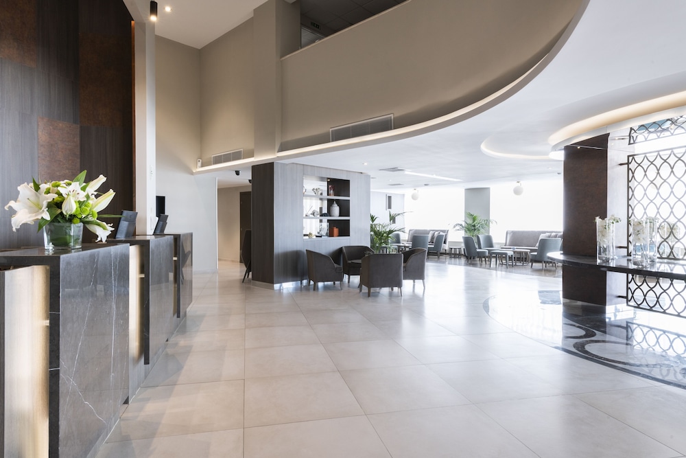 Waterfront — Hotel building in Sliema, Malta Island