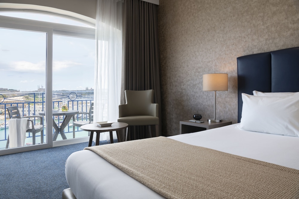Waterfront — Hotel rooms in Sliema, Malta Island