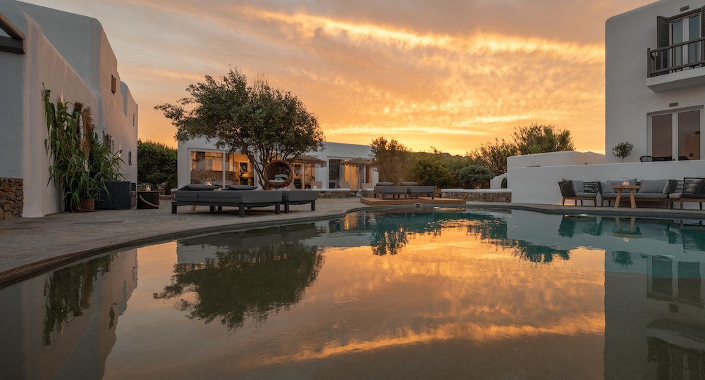 Olive Mykonos Villas — Swimming pool in Ano Mera, South Aegean
