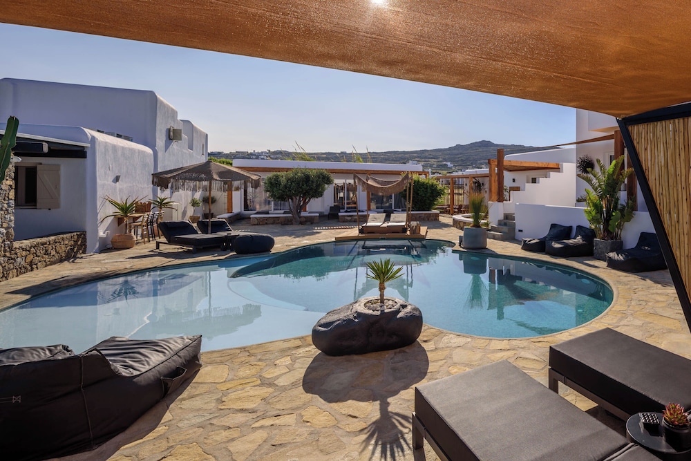 Olive Mykonos Villas — Swimming pool in Ano Mera, South Aegean