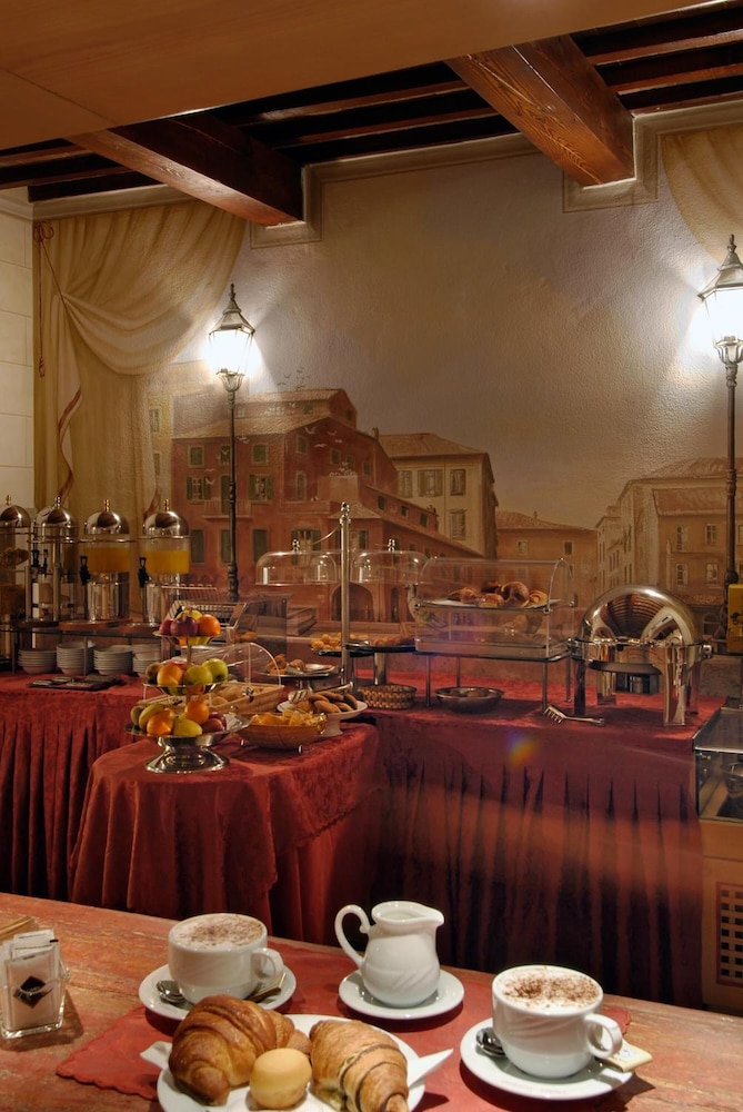 Hotel Bologna — Restaurant & bars in Pisa, Tuscany