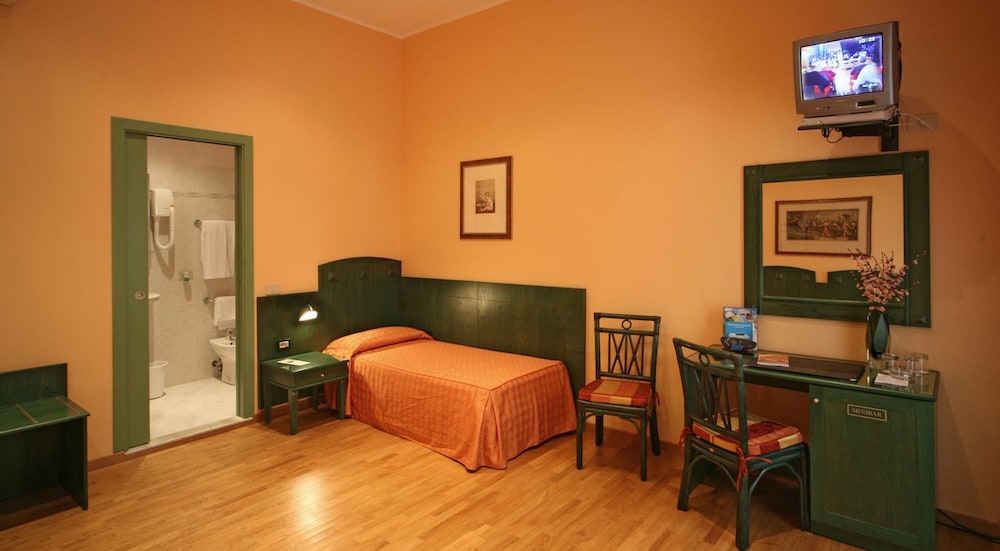 Hotel Bologna — Hotel rooms in Pisa, Tuscany