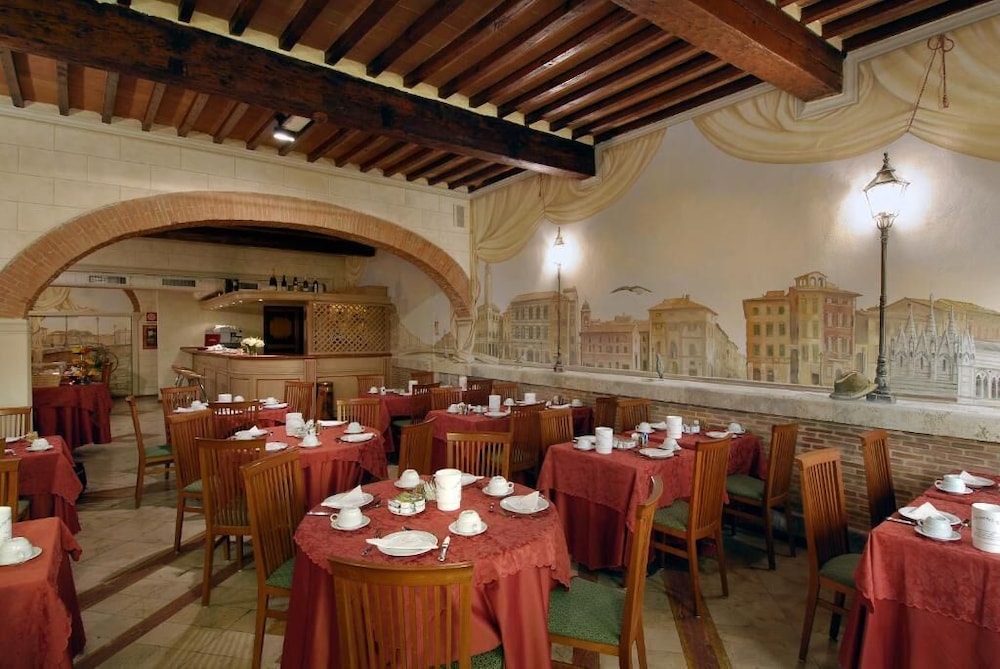 Hotel Bologna — Restaurant & bars in Pisa, Tuscany