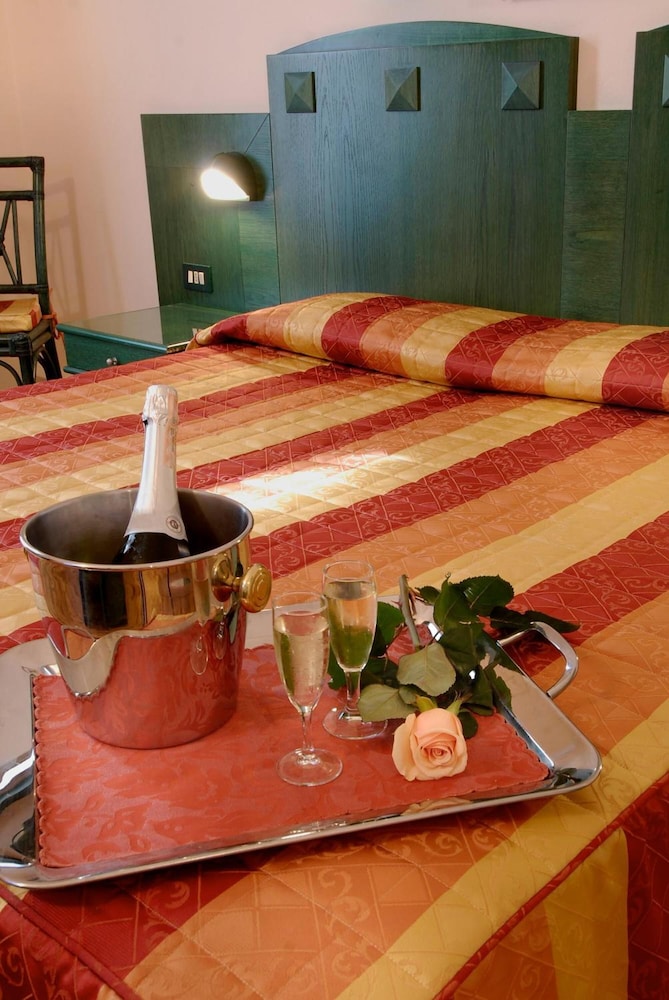 Hotel Bologna — Hotel rooms in Pisa, Tuscany