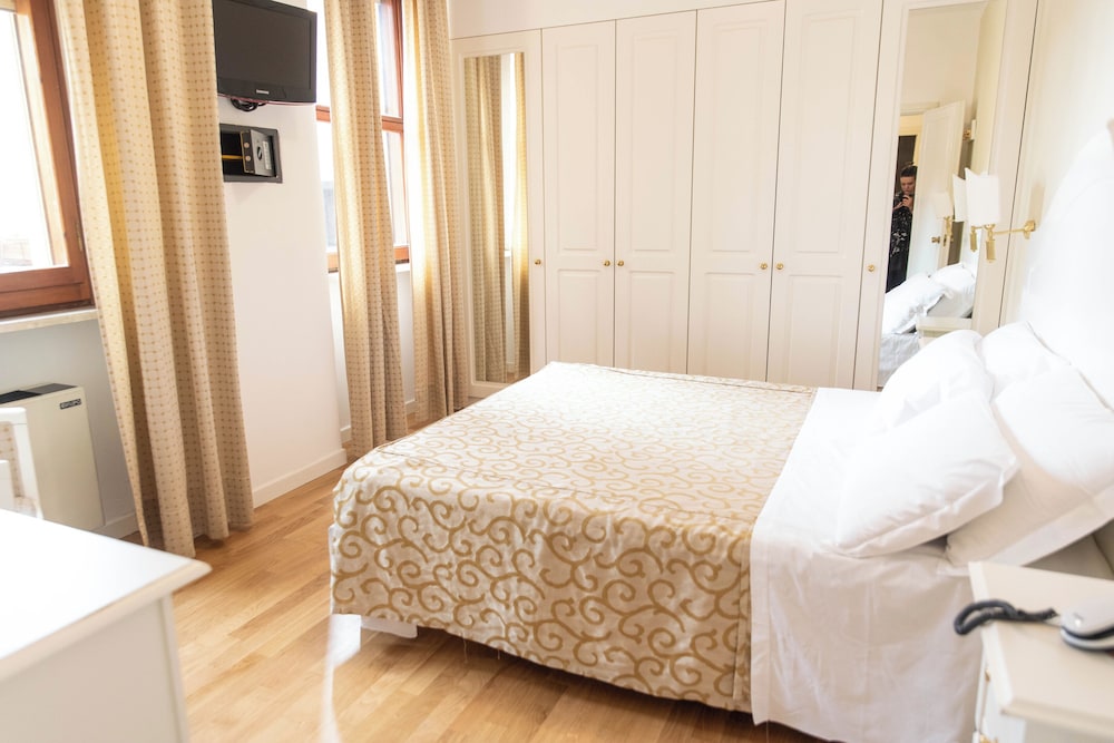 Grand Hotel Duomo — Hotel rooms in Pisa, Tuscany
