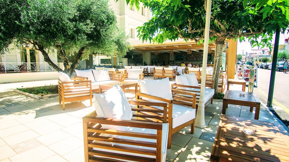 Pela Sofia — Restaurant & bars in Stalida