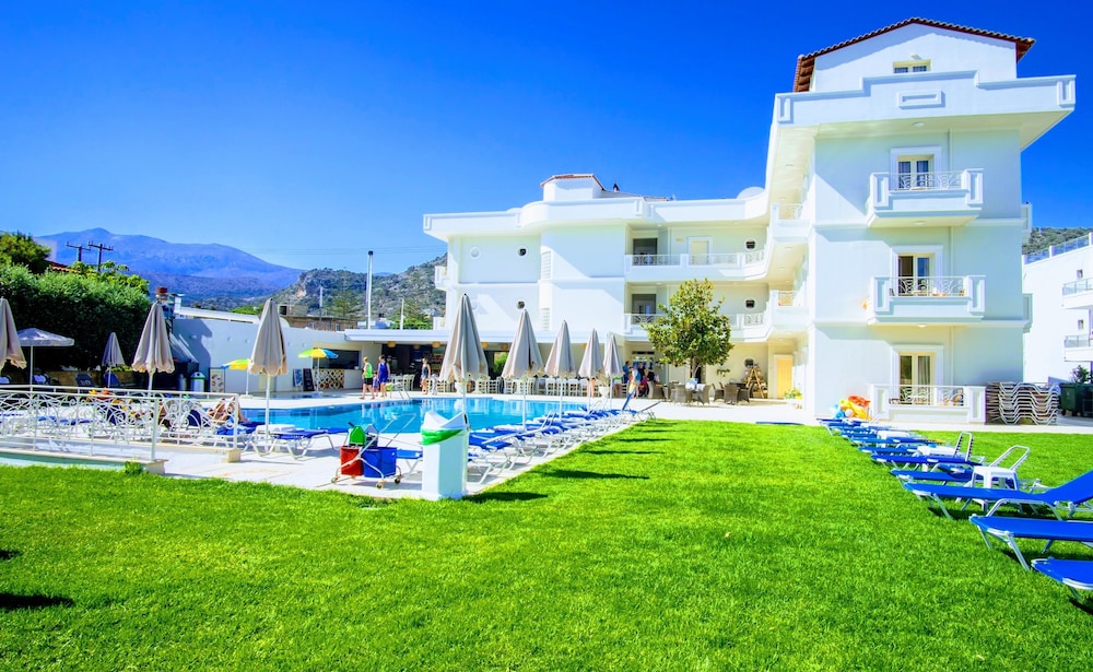 Pela Sofia — Swimming pool in Stalida