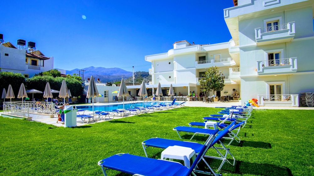 Pela Sofia — Swimming pool in Stalida
