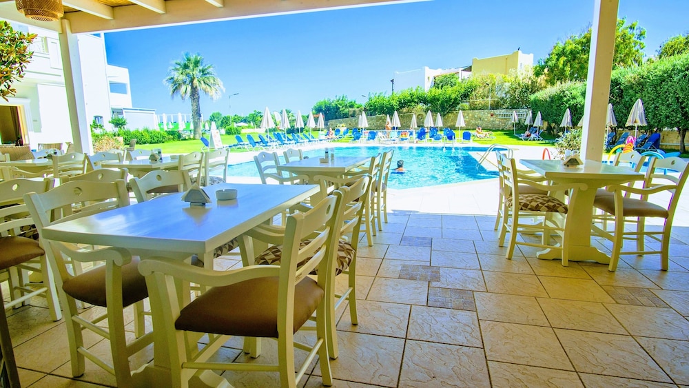 Pela Sofia — Swimming pool in Stalida