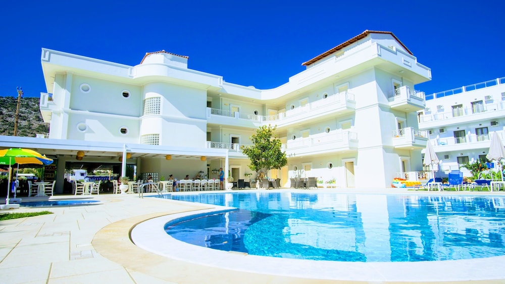 Pela Sofia — Swimming pool in Stalida