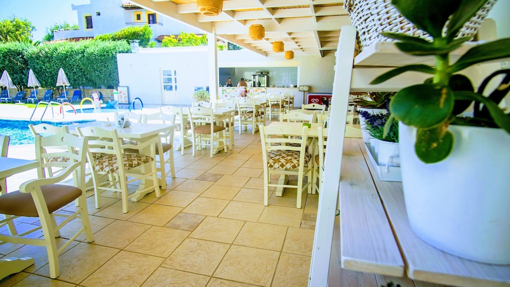 Pela Sofia — Restaurant & bars in Stalida