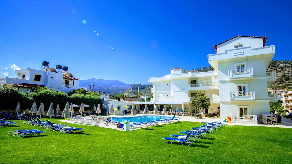 Pela Sofia — Swimming pool in Stalida