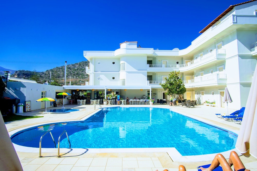 Pela Sofia — Swimming pool in Stalida