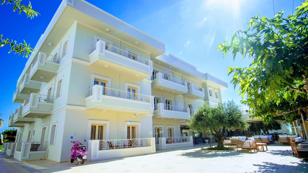 Pela Sofia — Hotel building in Stalida