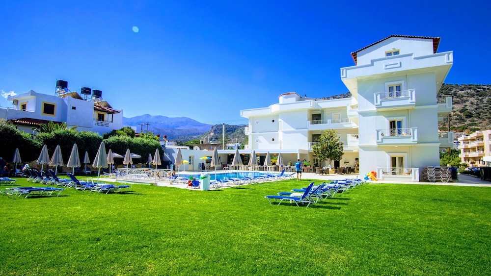 Pela Sofia — Swimming pool in Stalida
