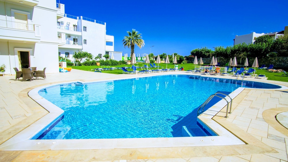 Pela Sofia — Swimming pool in Stalida