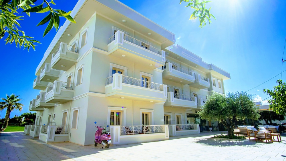 Pela Sofia — Hotel building in Stalida