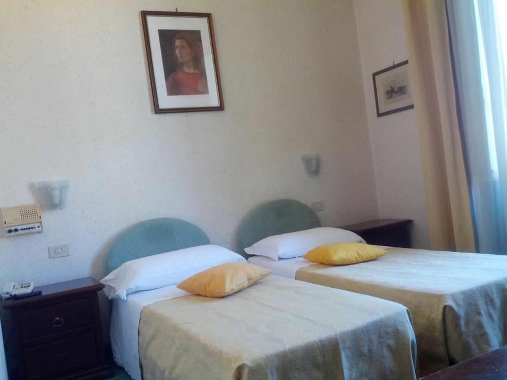 Hotel Villa Kinzica — Hotel rooms in Pisa, Tuscany