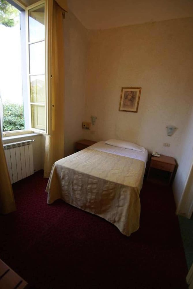 Hotel Villa Kinzica — Hotel rooms in Pisa, Tuscany