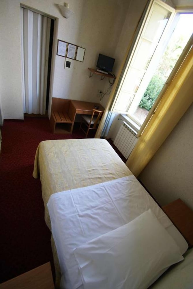 Hotel Villa Kinzica — Hotel rooms in Pisa, Tuscany