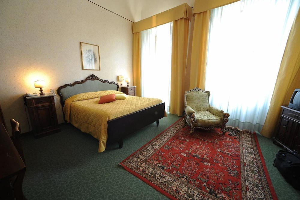 Hotel Villa Kinzica — Hotel rooms in Pisa, Tuscany