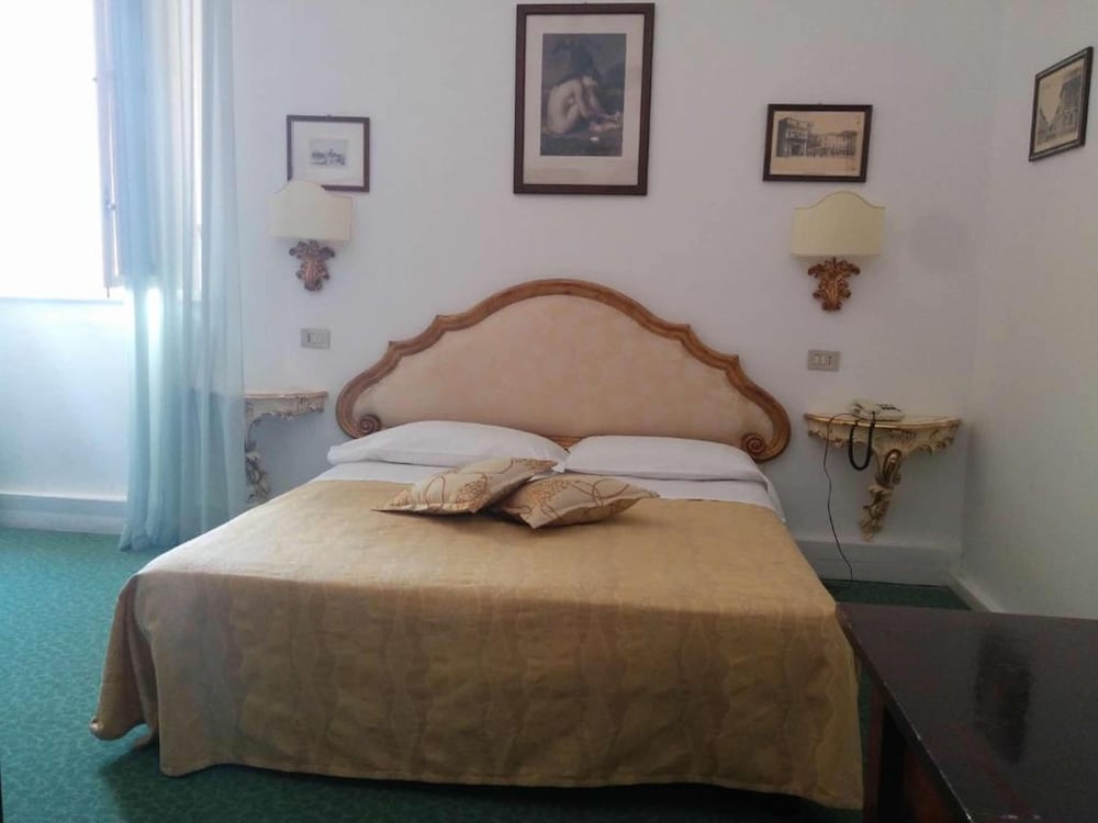 Hotel Villa Kinzica — Hotel rooms in Pisa, Tuscany