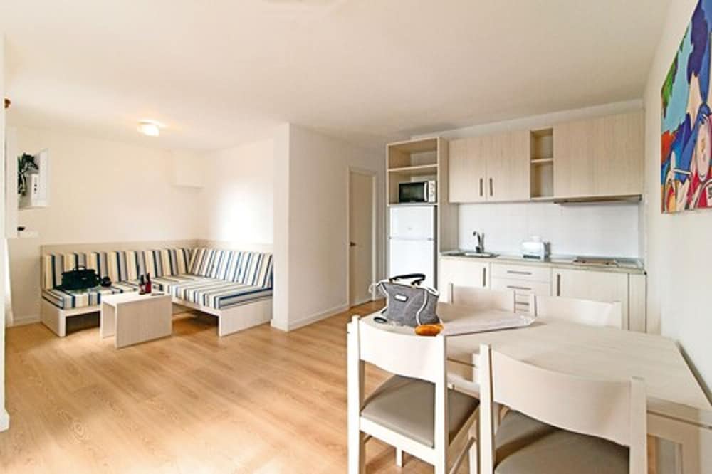 Apartamentos Cala Blanca — Hotel rooms in Cala Blanca, Balearic Islands