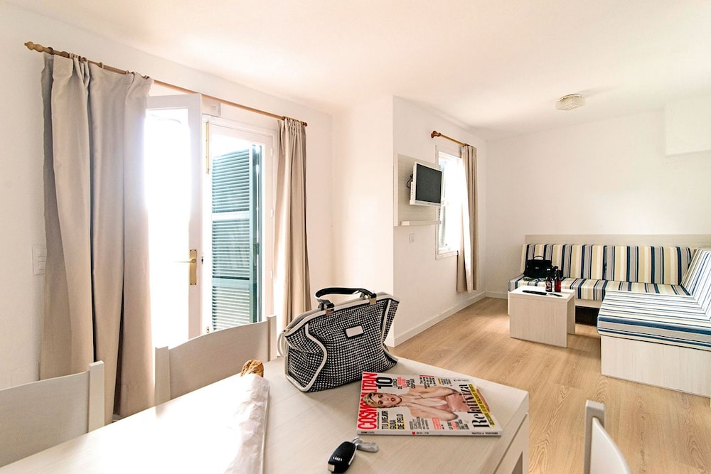 Apartamentos Cala Blanca — Hotel rooms in Cala Blanca, Balearic Islands