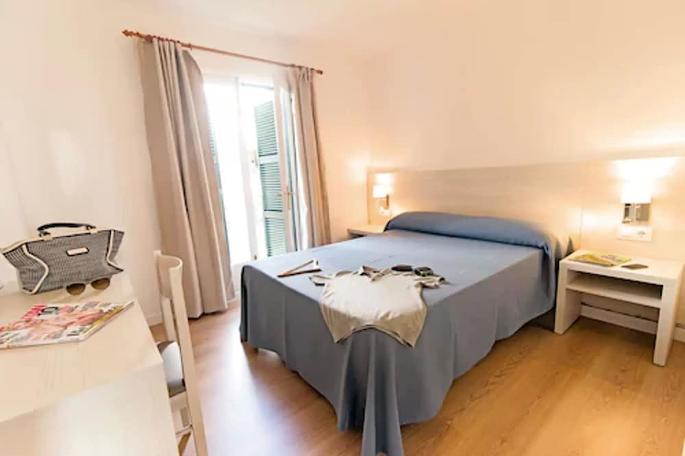Apartamentos Cala Blanca — Hotel rooms in Cala Blanca, Balearic Islands