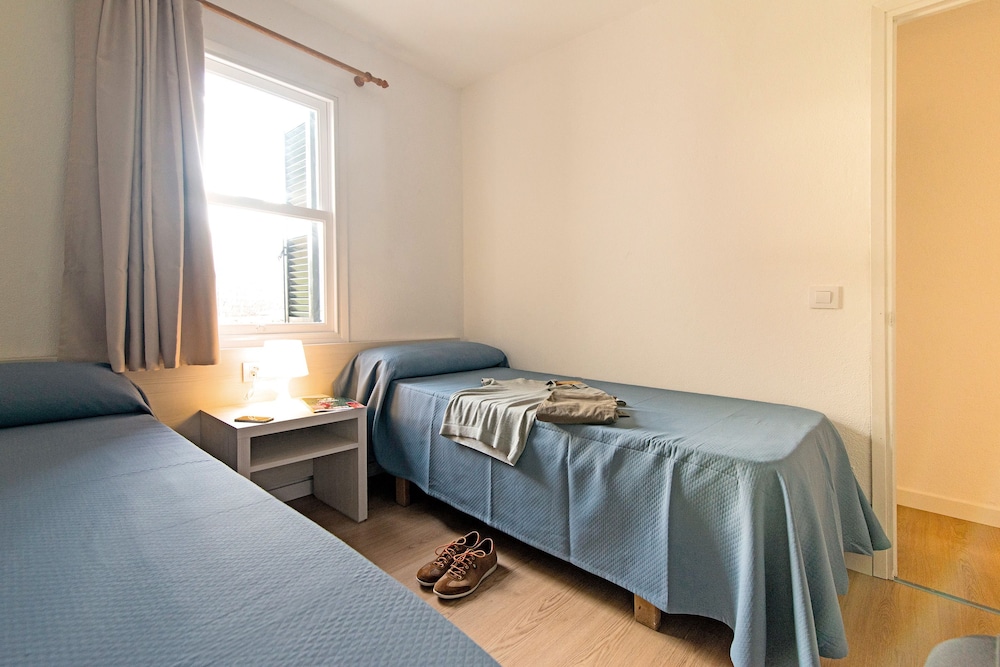 Apartamentos Cala Blanca — Hotel rooms in Cala Blanca, Balearic Islands
