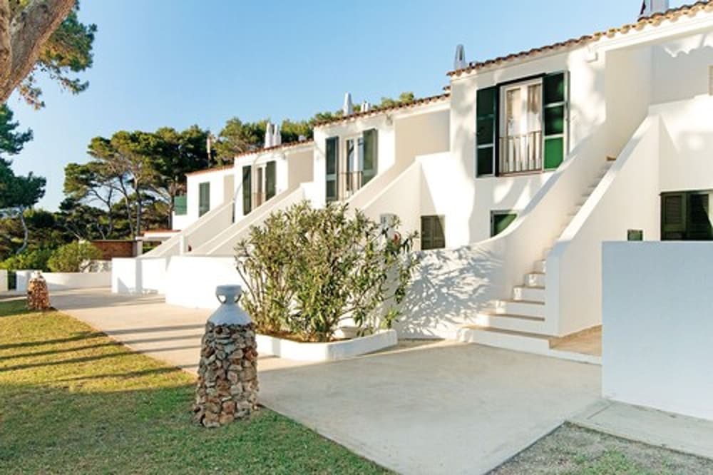 Apartamentos Cala Blanca — Hotel building in Cala Blanca, Balearic Islands