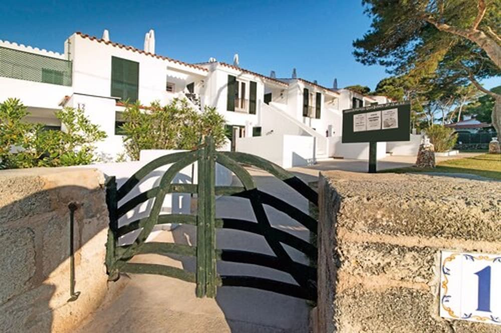 Apartamentos Cala Blanca — Hotel building in Cala Blanca, Balearic Islands